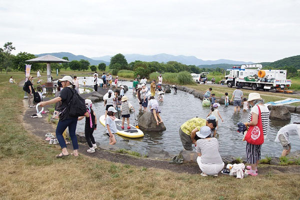蘭越せせらぎまつり_せせらぎ水路でのサップ体験