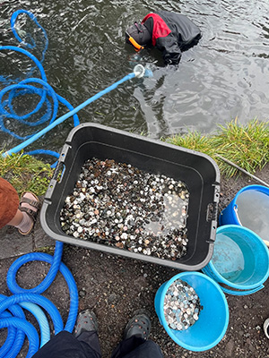 掃除機と回収されたコイン 山梨県忍野村