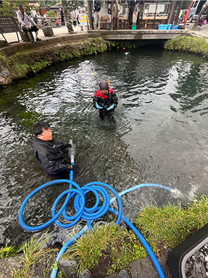 掃除機でコイン回収するボランティアダイバー 山梨県忍野村
