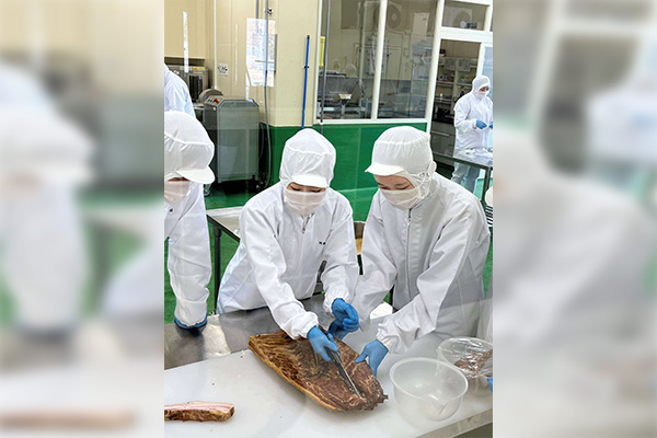 生徒たちのベーコンづくり