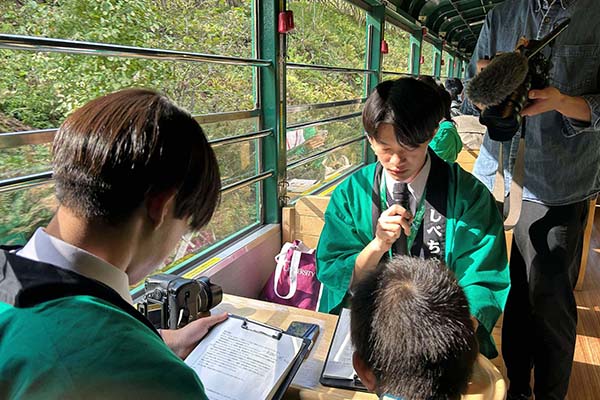観光企画列車「ノロッコ号」での観光ガイド
