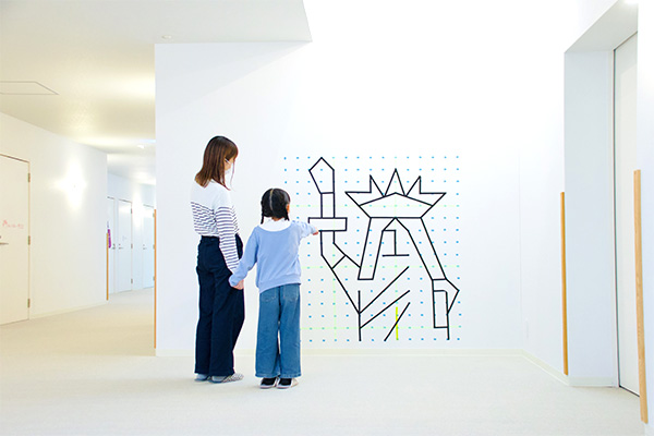 共用部廊下 親子の風景