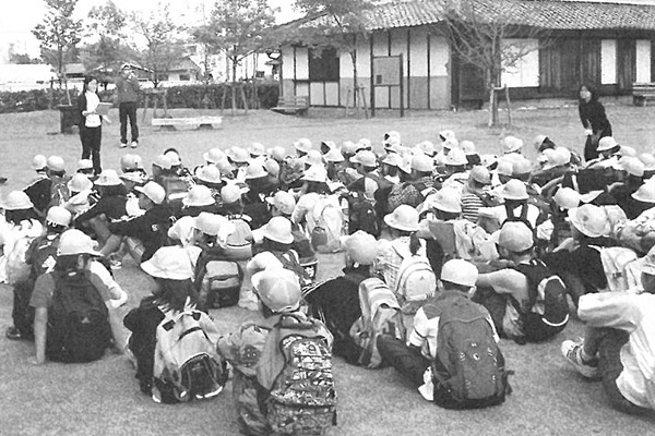 旧桜井家の解説を聞く小学生（平成22年）