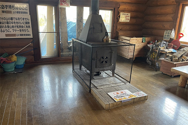 山小屋の内観