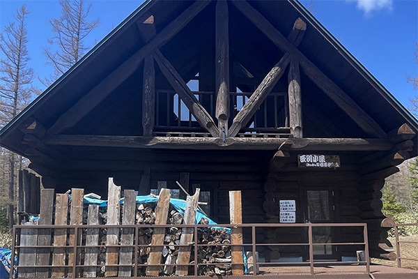 山小屋の外観
