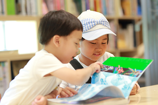 神戸市立図書館を利用する子どもたち