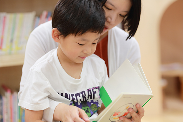 神戸市立図書館を利用する親子