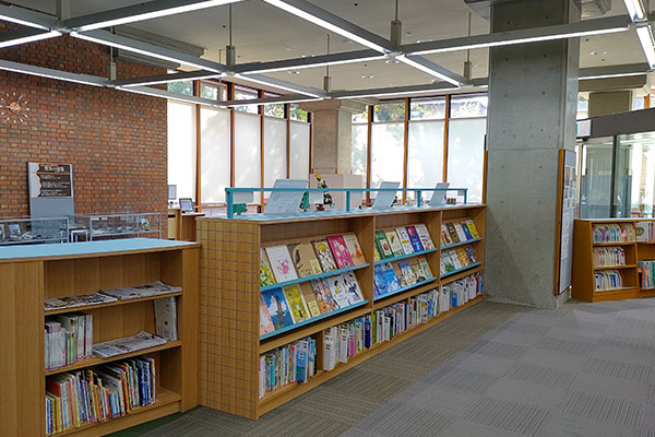中央図書館内