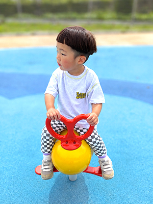 遊具で遊ぶ子ども