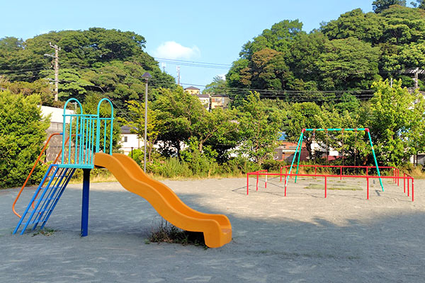 新しい遊具のある公園