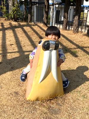 遊具で遊ぶ子ども
