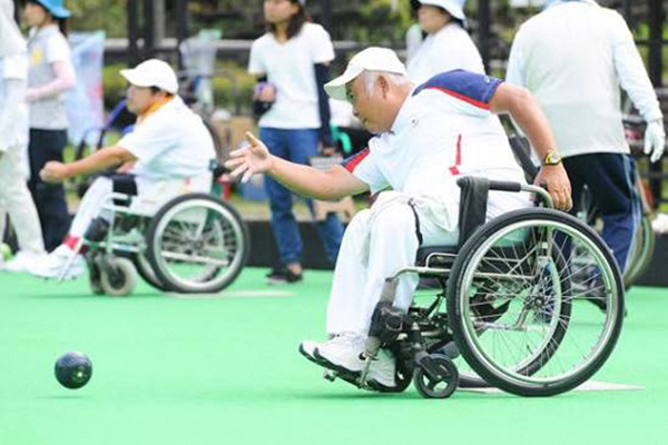 ニュースポーツを体験する市民の様子