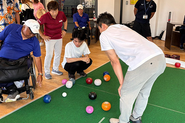 ニュースポーツを体験する市民の様子