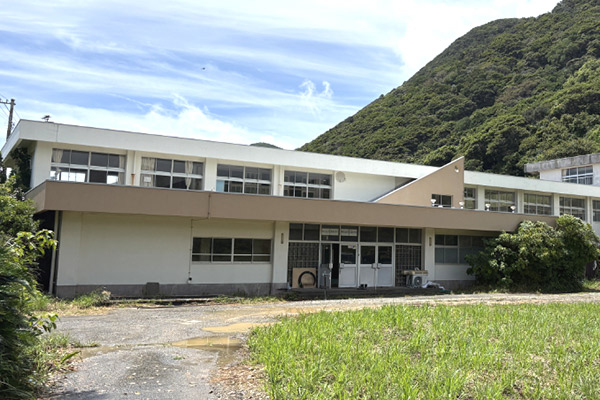 廃校となり、使われなくなった建物