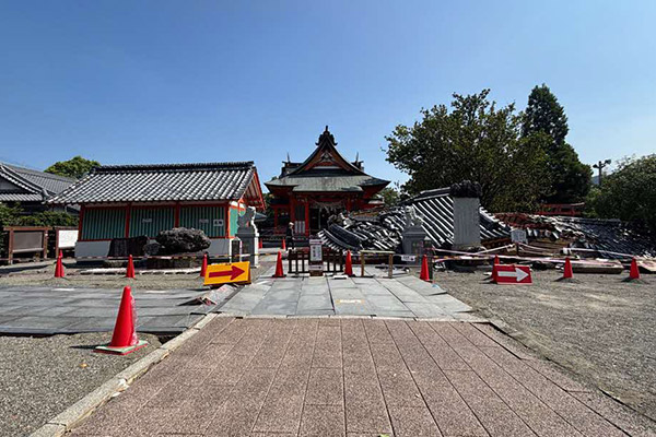 地震により被害を受けた八代神社
