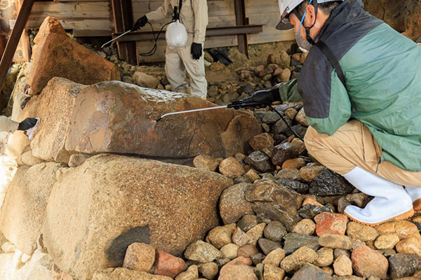 石垣石材表面の風化防止のための石材強化剤塗布作業