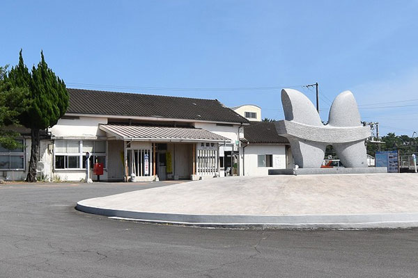 現在の高鍋駅と彫刻のオブジェ「MOON　DANCE（ムーン・ダンス）」