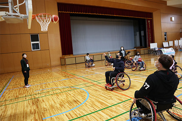 スポーツ用車椅子使用（イメージ）