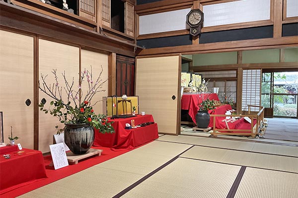 古文書を参考に角田城の雛飾りを再現した企画展
