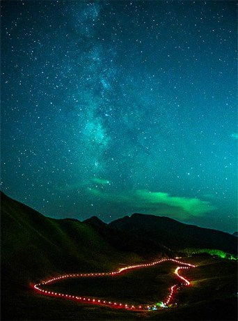 お亀池周辺を照らす山灯り