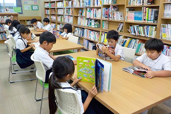 小中学校の図書室、幼稚園、放課後児童クラブ、図書館の本を充実させて、一人でも多くの子どもたちにいろいろな本にふれてもらい、いつまでも心に残る本との出会いを届けたい！