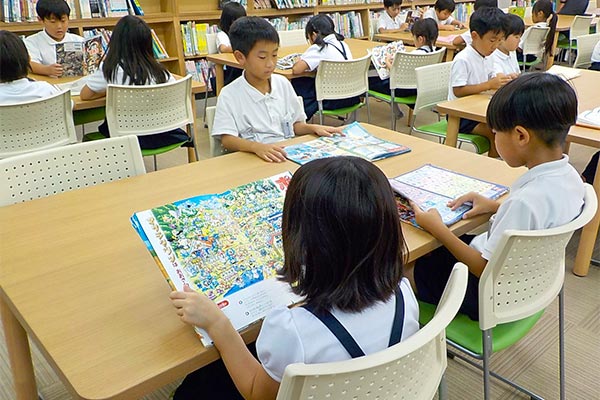 小学校図書室の様子