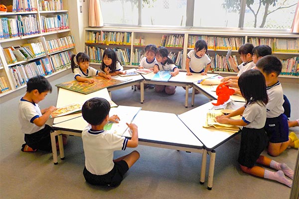 幼稚園図書室の様子