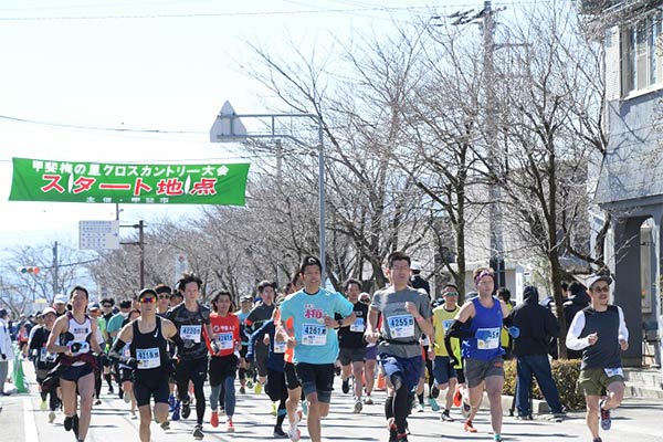 子どもから大人までみんなで走ろう！　甲斐梅の里クロスカントリー大会を応援してください。