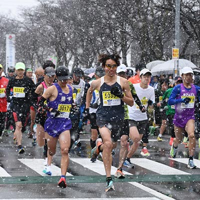 昨年度実施した大会の様子です。雪の降る中、932人のランナーが梅の里を駆け抜けました。