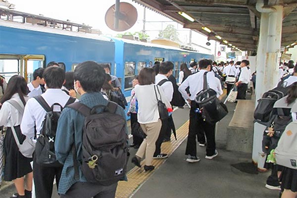 通勤通学でにぎわう八日市駅