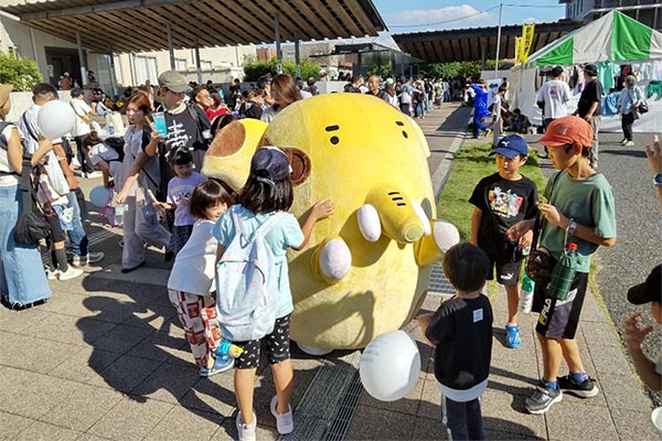 新座っ子とふれあうゾウキリン