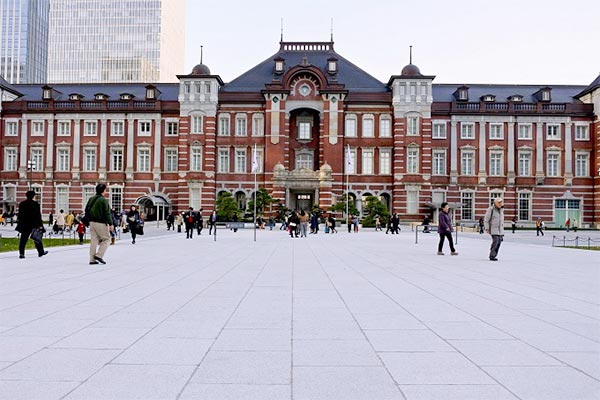 稲田石の石畳（東京駅丸の内駅前広場）