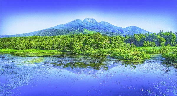 妙高山といもり池(正面から)