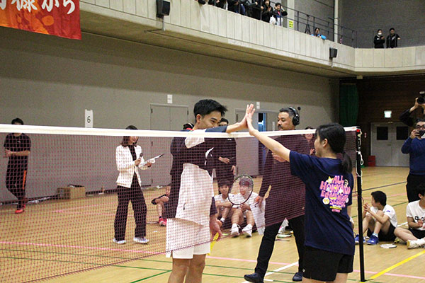 桃田選手とスパーリングをする選手①