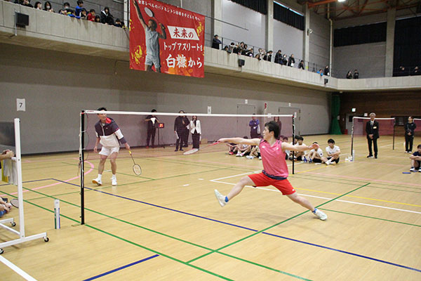 桃田選手とスパーリングをする選手④