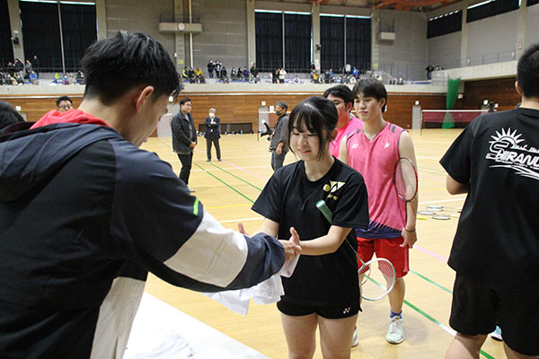 サイン入りＴシャツを受け取る選手