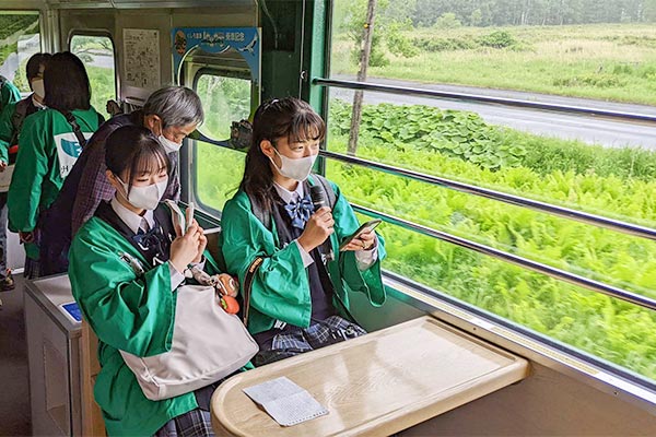 観光企画列車「ノロッコ号」での観光ガイド