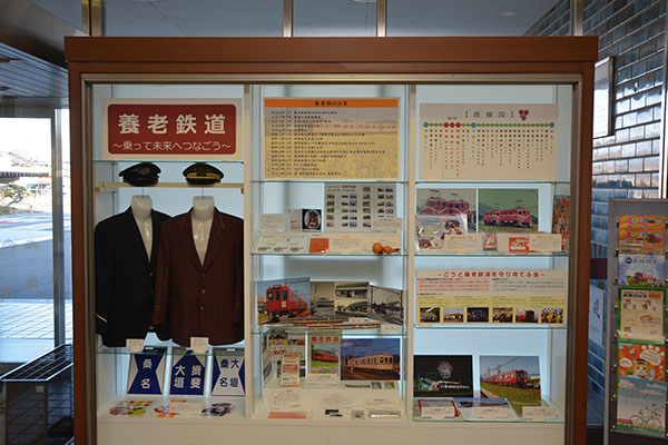 役場庁舎の玄関ロビーでの企画展