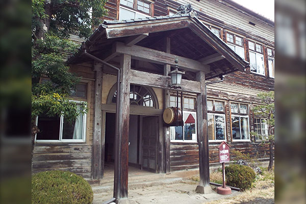 旧大沢小学校正面玄関