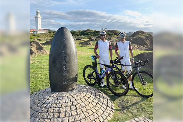 館山市の誇る美しい景色を背景に記念撮影