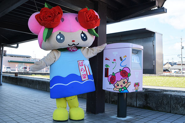 神戸町役場庁舎前 ばら菜ラッピングポストと一緒にパチリ