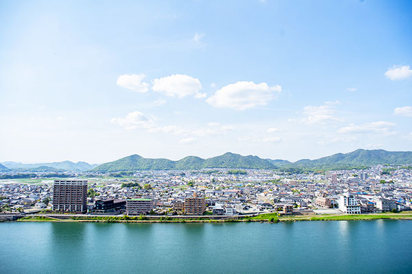 各務原アルプスと木曽川の間に広がる各務原市街地。「住み続けたい自治体ランキング」などで上位にランキングされることもたびたび。