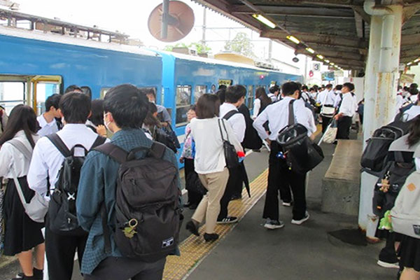 通勤通学でにぎわう八日市駅