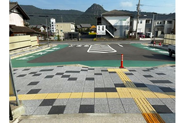 太郎坊宮前駅ロータリー