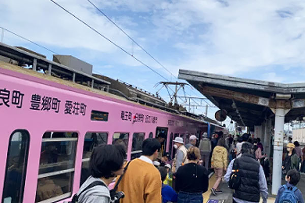 ガチャフェスで盛り上がる八日市駅