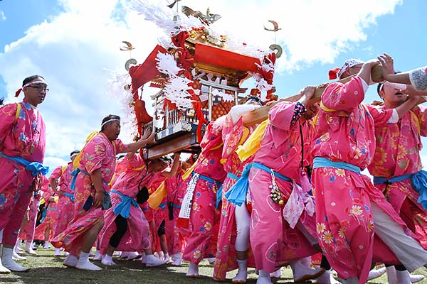 おみゆきさん：神輿の渡御の様子