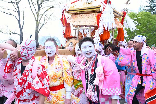 おみゆきさん：女装した担ぎ手と神輿