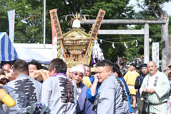 大弐学問祭：学問神輿の渡御