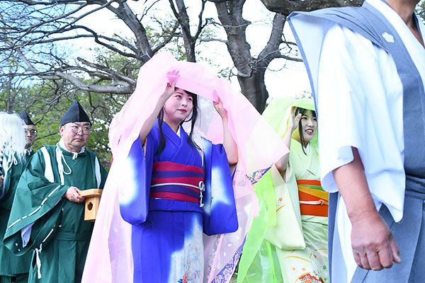 おみゆきさん：神輿の渡御に参加した姫役の様子