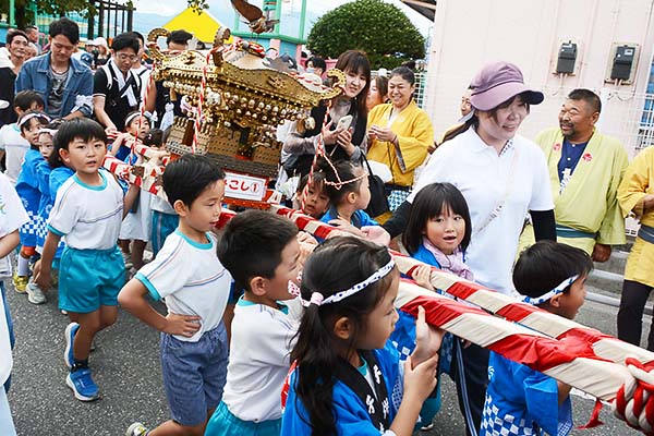 大弐学問祭：地元こども園による子ども神輿の様子